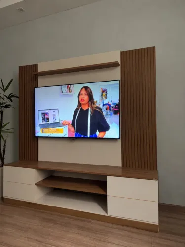Painel / Home para TV Moderno com Ripado - Off-White e Madeira