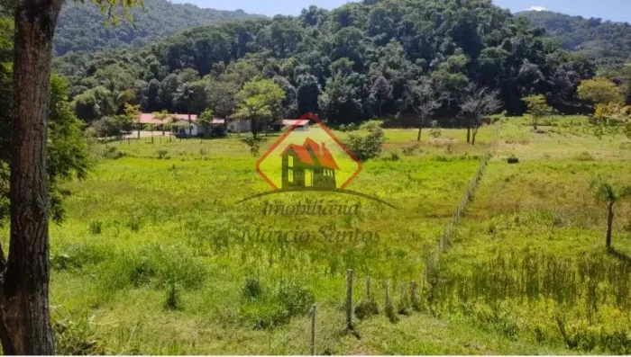 Excelente área para formação de Chácara ou Sitio, a 8 km da Via Dutra. Oportunidade.