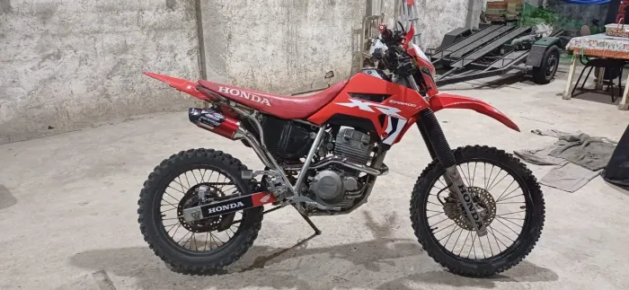 Vendo una moto de trilha com recibo