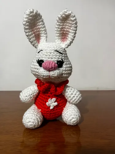 PRONTA ENTREGA Coelho da Páscoa em Crochê Amigurumi Branco Laranja Pelúcia Artesanal