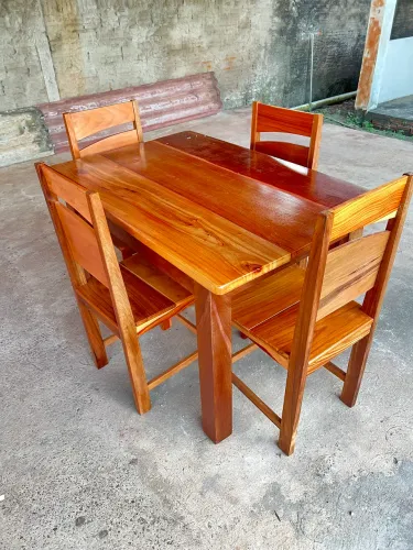 Mesa com 4 cadeiras