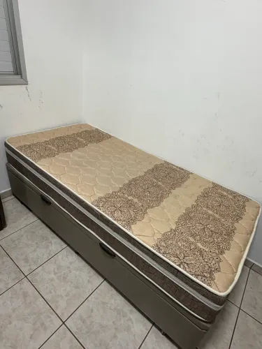 Cama de solteiro com baú 