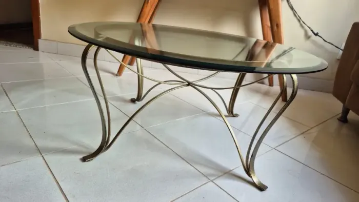 Mesa de centro em ferro maciço com tampo de vidro em ótimo estado de conservação ção 