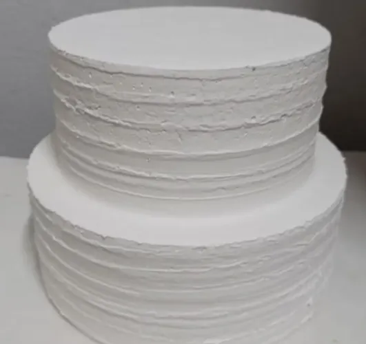 Bolo fake chantilly realista