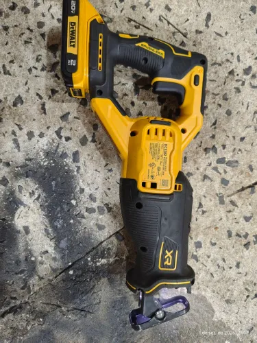 serra sabre Dewalt 20v com 1 bateria