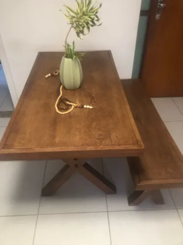 Mesa em madeira maciça