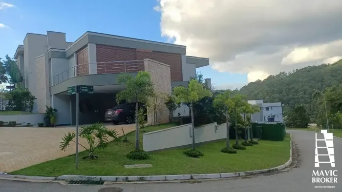 Casa de Alto Padrão no Villa Solaia 4 Suítes, 438m² de Sofisticação em Alphaville