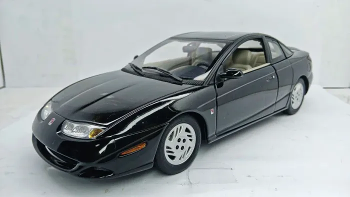 Miniatura Saturn SC2 3-Door Coupê 2001 1/18