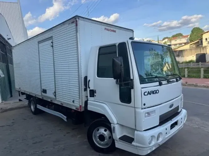 Caminhão Ford Cargo 816 Baú