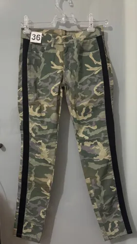 Calça Feminina Camuflada com Faixa Lateral Tam. 36