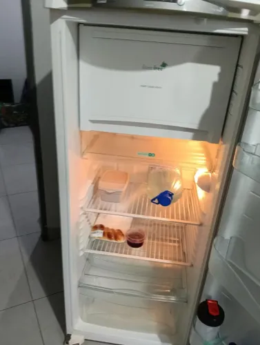 Vendem-se geladeira Frost Free, super conservada e funcionando perfeitamente, voltagem 220