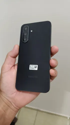 Samsung a17 256 gigas intacta cheirando a novo só aparelho.