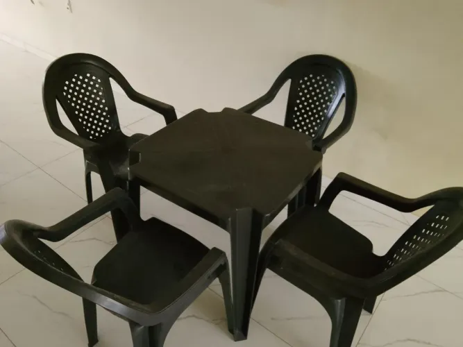 Jogo de mesa com 4 cadeiras
