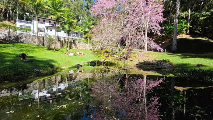 Exclusividade e privacidade, a casa do lago à venda em Mury, com terreno de 12.000m² e áre