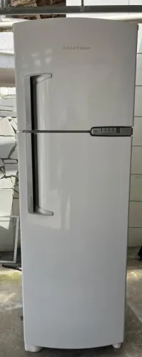 Geladeira Brastemp branca espaçosa duplex frost free