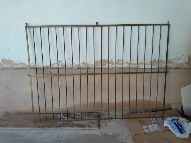 2  grades para janelas, um portão, uma porta com vidro. 
