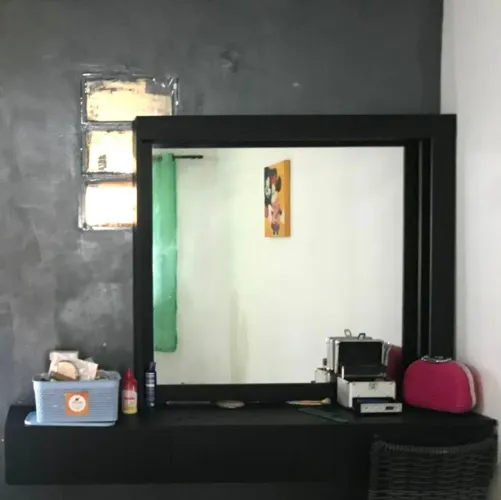 /estante com espelho em bom estado, estilo simples moderno 100% MDF preto.