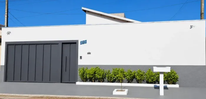 Casa ampla com 3 dormitórios, sala acoplada e garagem coberta