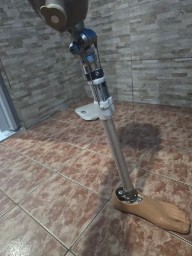 Perna mecânica protética-nova/conservada
