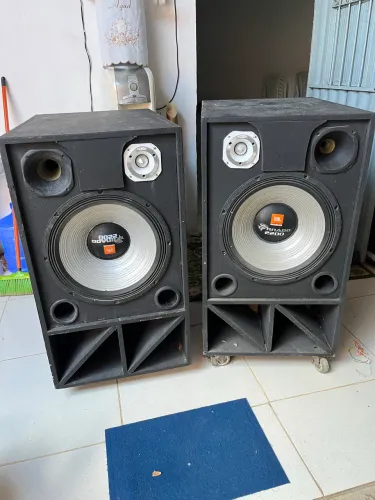 VENDO 2 CAIXOTES JBL 18 TORNADO 2200