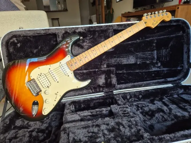 Guitarra Fender Stratocaster Standard Sunburst HSS - Nova!