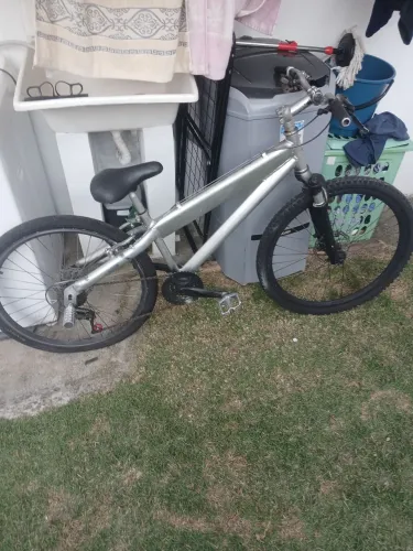 Bicicleta aro 26 com pneu furado
