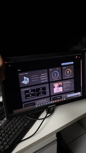 Monitor e 2 teclados