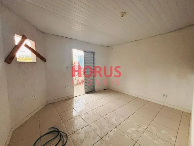 Casa assobradada para alugar/locação, 02 quartos e 1 vaga, No Bairro Vila Siqueira (Zona N