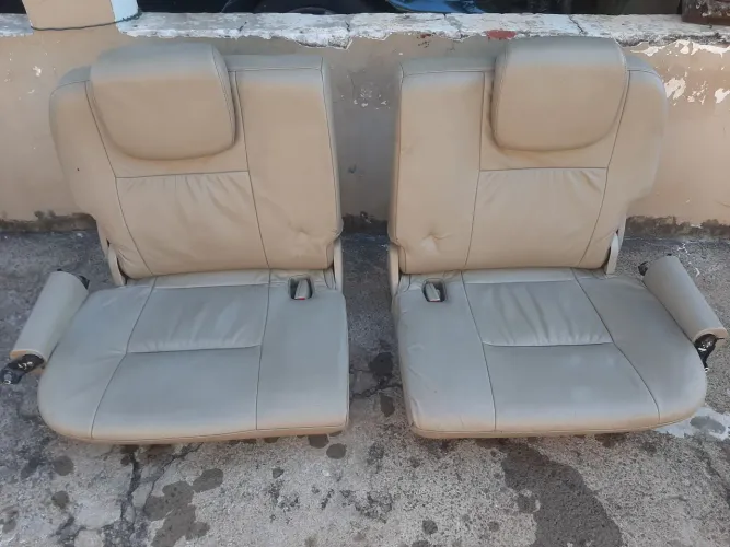 Vendo o par de bancos originais da terceira fileira ,Toyota Hilux sw4 modelos 2006 a 2015<br>