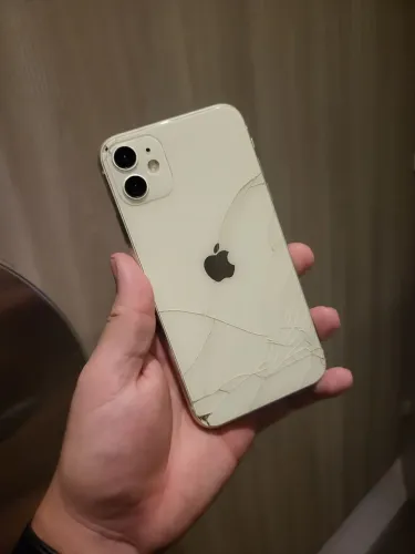 Vendo iPhone 11 funcionando, porém com alguns detalhes, por isso o valor mais em conta.