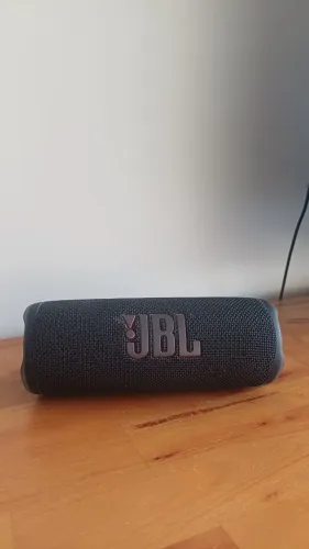 JBL Flip 6 - Caixinha com pouco uso e ótimo estado. Entrego em toda linha amarela