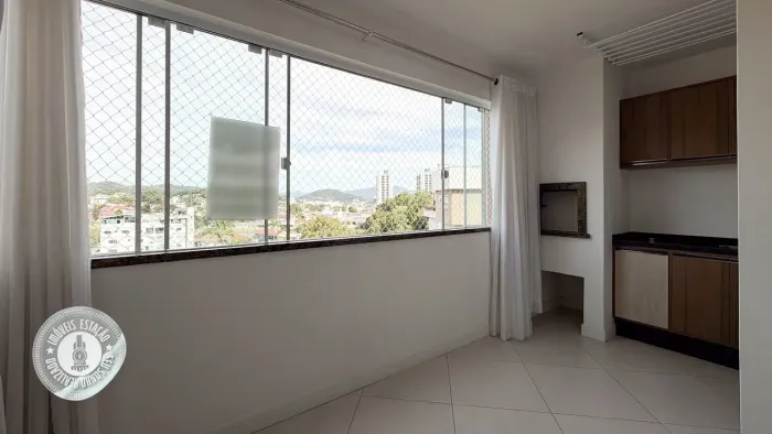VENDA - Apartamento semi-mobiliado com 2 dormitórios, com 1 vaga de garagem no bairro Fort