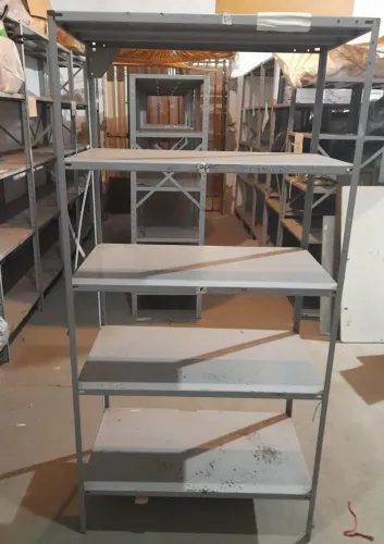 VENDE-SE  Plateleira de Ferro , 2 a 2.20 altura , bandeja de  92 X 58 , bandeja de 92 x 30