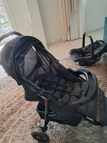 Carrinho de bebê + bebê conforto + adaptador para carro.