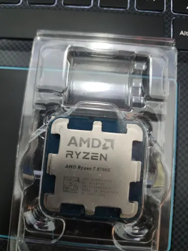 AMD RYZEN 7 8700G