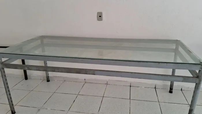 Sofa estante de ferro com vidro e mesas