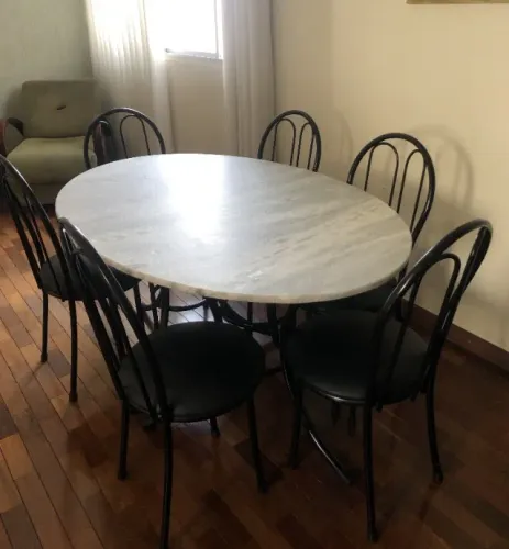 Mesa oval, tampo em mármore (1,50 comp X 1,00 larg), contendo 6 cadeiras em ótimo estado.
