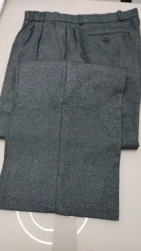 Calça social, de linho, cinza escuro.