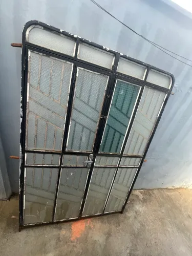 Porta dupla de ferro com vidro