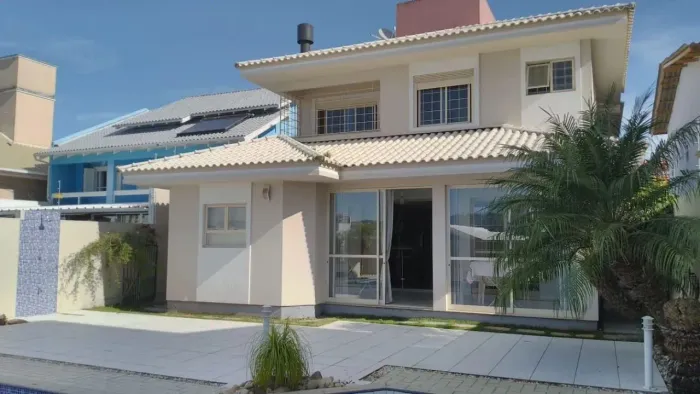 Casa com 5 Dormitórios - Coqueiros