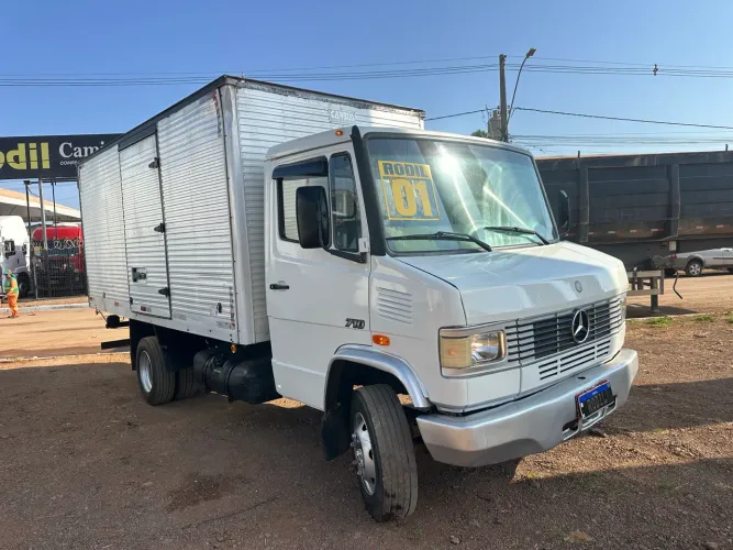Mercedes Benz 710 ano:2001 baú assoalho na chapa
