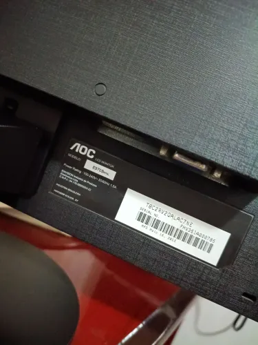 Tela LCD monitor, com 18 polegadas da marca AOC