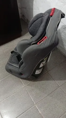 Cadeira pra bebê de 9 a 30 kg seminova