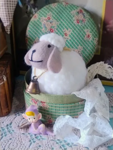 Ovelhinha de brinquedo toda feita de lã