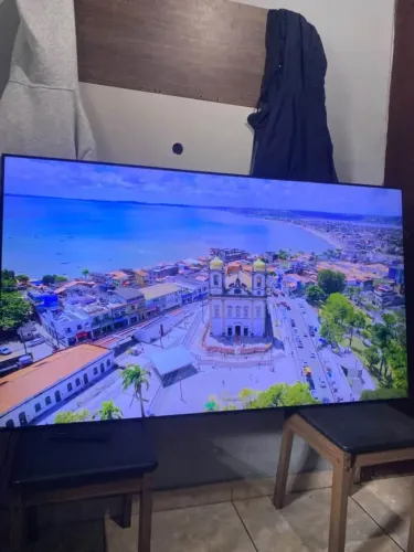 Tv 65 polegadas com detalhes na tela mas funciona normal