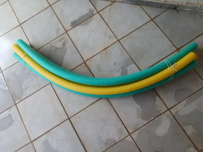 Kit com cinco macarrão de piscina (também conhecido como espaguete de piscina).