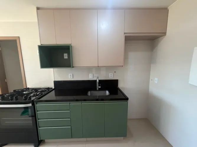 Pedra/bancada mais armários (cozinha e área de serviço)
