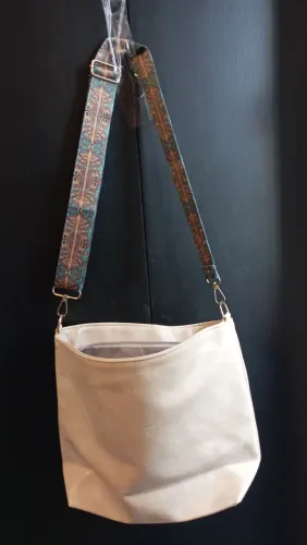 Bolsa NOVA bege com linda alça decorativa