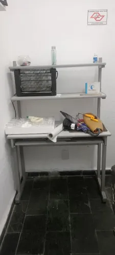 Mesa para escritório com prateleiras.