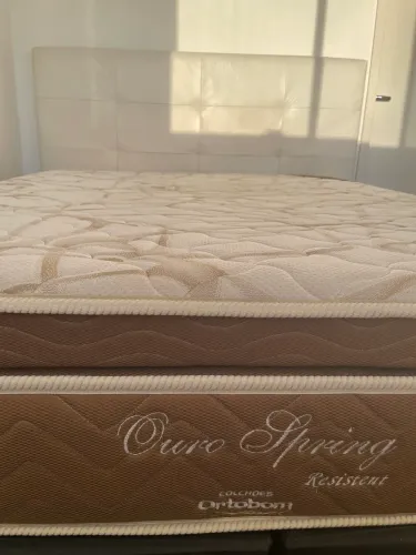 Conjunto Queen Size Ortobom - Colchão Ouro Spring + Base Couro Ecológico e Cabeceira 